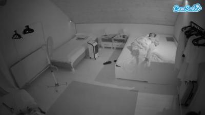 voyeurcam-julmodels-whitebed-1